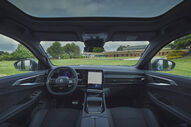 Interior de um carro com vista para a paisagem exterior