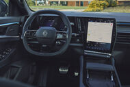 Interior do carro com ecrã de navegação e volante Renault