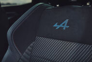 Um close-up do assento de um carro, com o logotipo da marca bordado