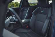 Interior moderno do Alpine com estofos elegantes e design sofisticado