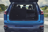 Mala aberta de um carro azul com vista para o interior