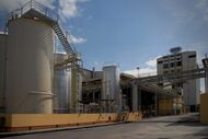Vista exterior da fábrica da Iberol com tanques e tubagens