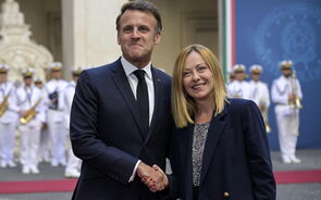 O Presidente francês foi recebido pela primeira-ministra italiana.