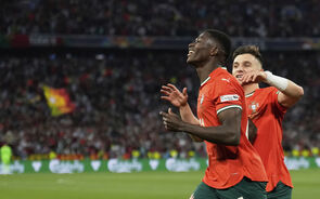 Jogadores portugueses celebram no campo num momento de alegria