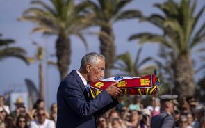 Marcelo Rebelo de Sousa beija a bandeira de Portugal em Lagos, no Algarve