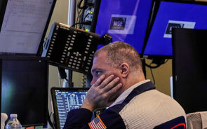 Wall Street afunda com dados do emprego e tarifas. Amazon tomba mais de 8%