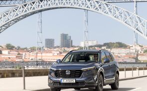 SUV em circulação no Porto; estudo alerta para riscos de segurança e metas climáticas.