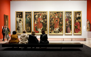 Pessoas apreciam Painéis de São Vicente no Museu Nacional de Arte Antiga