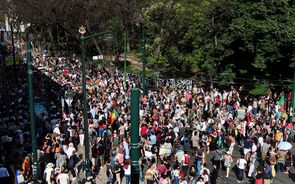 Manifestantes reúnem-se em Lisboa com faixas e bandeiras