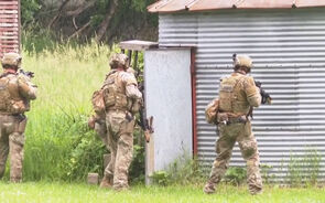 Polícia faz buscas no bairro onde vivia suspeito de matar congressista democrata e o marido 