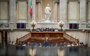 Menos IRS, menos imigração, mais polícia nas ruas. Governo foi ao Parlamento defender o seu Programa