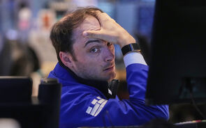 Quebra no setor dos serviços dos EUA atira Wall Street para o vermelho
