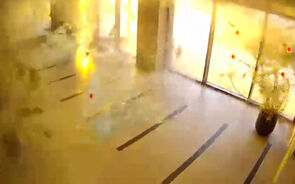 Câmaras de videovigilância gravam explosão que atingiu átrio de prédio em Israel