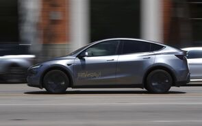 Carro autónomo com a inscrição 'Rebel Taxi' em circulação