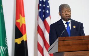 João Lourenço discursa na cimeira EUA-África, em Luanda, sobre parcerias e investimento.