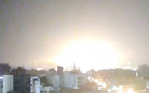 Vídeo mostra explosão na capital iraniana horas antes de cessar-fogo entrar em vigor 
