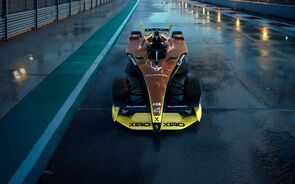 Carro de corrida Cupra no circuito, pronto para acelerar