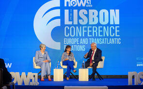 O debate “Europa e Relações Transatlânticas” com Theresa May, antiga primeira-ministra do Reino Unido, e Jean-Pierre Raffarin, antigo primeiro-ministro de França, contou com a moderação de Mónica Dias, diretora do Instituto de Estudos Políticos da Universidade Católica Portuguesa.