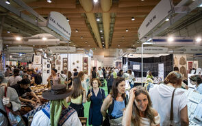 Visitantes exploram produtos regionais e artesanato em feira