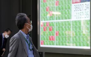 Fim de guerra à vista deixa bolsas mundiais em euforia. 'Benchmark' asiático dispara 5%