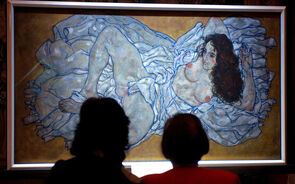 Pessoas apreciam obra de Egon Schiele com corpos que chocaram no início do século XX