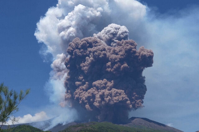  Vulcão italiano Etna entra em erupção com explosões de cinzas, rocha e magma