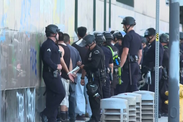 Guarda Nacional detém manifestantes que protestam contra rusgas de imigração em Los Angeles