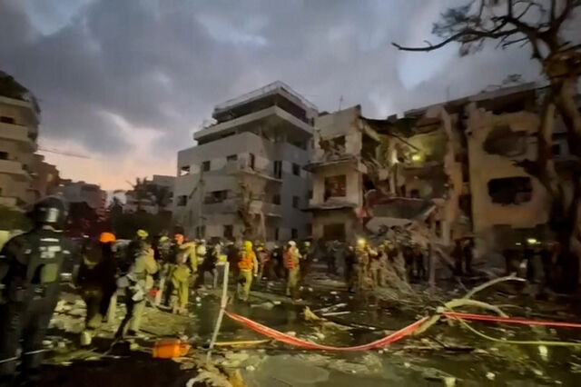 Vários prédios destruídos no centro de Israel após novo ataque do Irão 