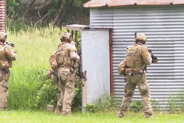 Polícia faz buscas no bairro onde vivia suspeito de matar congressista democrata e o marido 