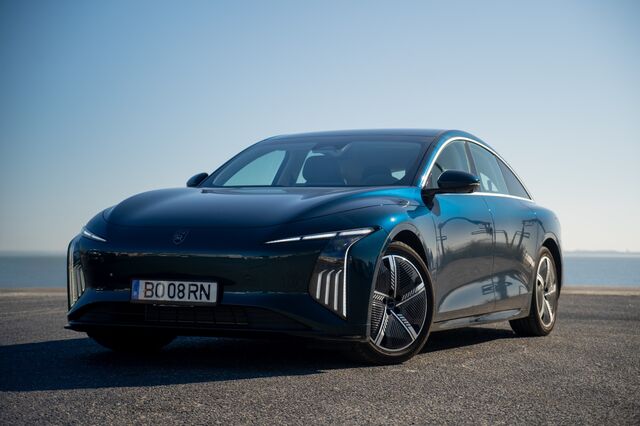 Forthing S7. Berlina de luxo elétrica chinesa
