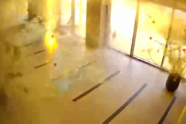 Câmaras de videovigilância gravam explosão que atingiu átrio de prédio em Israel