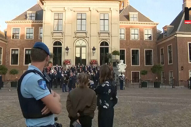 Apertos de mão e sorrisos: o antes e depois da foto de grupo dos reis dos Países Baixos e dos líderes da NATO