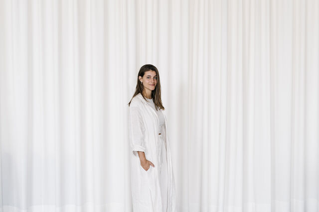 O têxtil com forma de arte e alerta contra o consumo excessivo