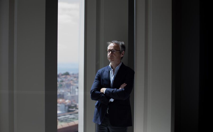 Portugueses inquiridos pelo estudo da KPMH consideram que regulação da IA fica aquém dos avanços tecnológicos.