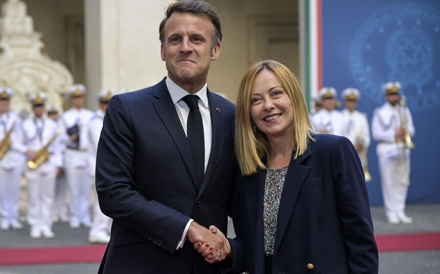 O Presidente francês foi recebido pela primeira-ministra italiana.