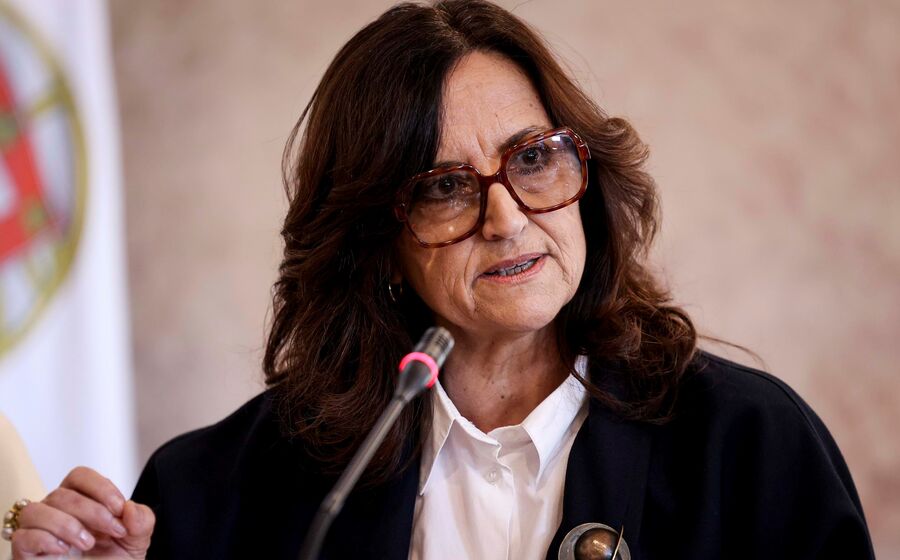 Mariana Vieira da Silva discursa ao microfone num evento