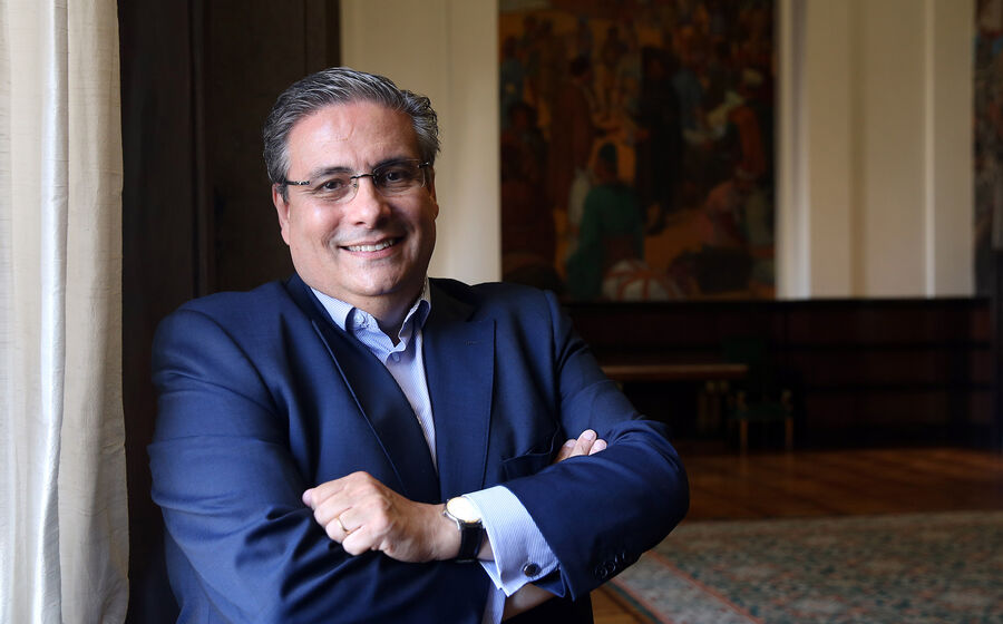 Carlos Abreu Amorim, o ministro dos Assuntos Parlamentares entregou este sábado o programa do Governo à vice-presidente da Assembleia da República.