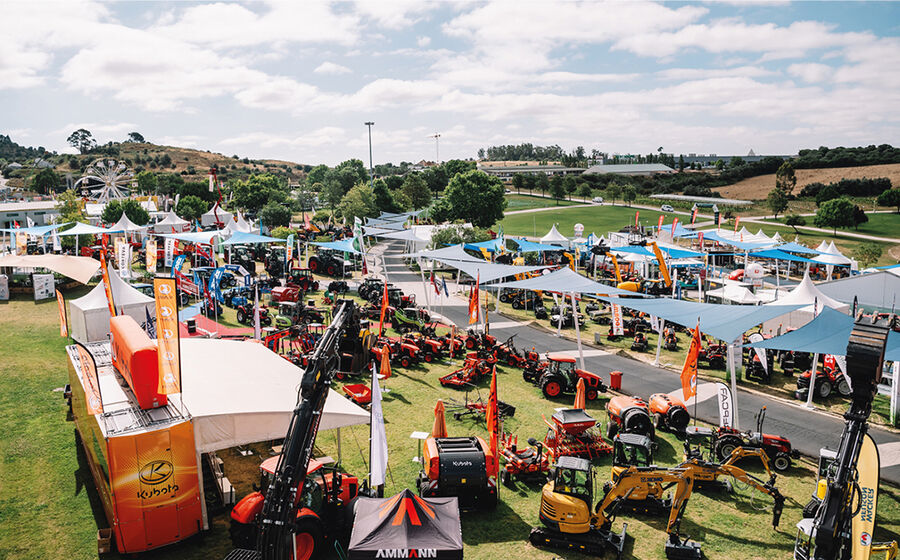 Feira agrícola com máquinas e equipamentos em exposição