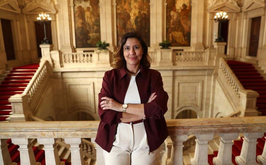 Mulher posa no Palácio da Bolsa, no Porto