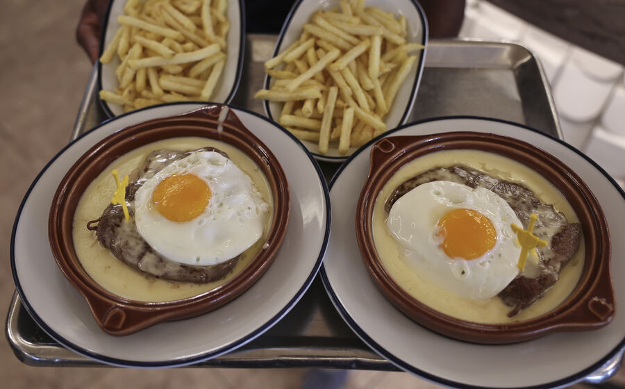 Portugália comemora 100 anos com bifes, ovos e clientes de várias nacionalidades
