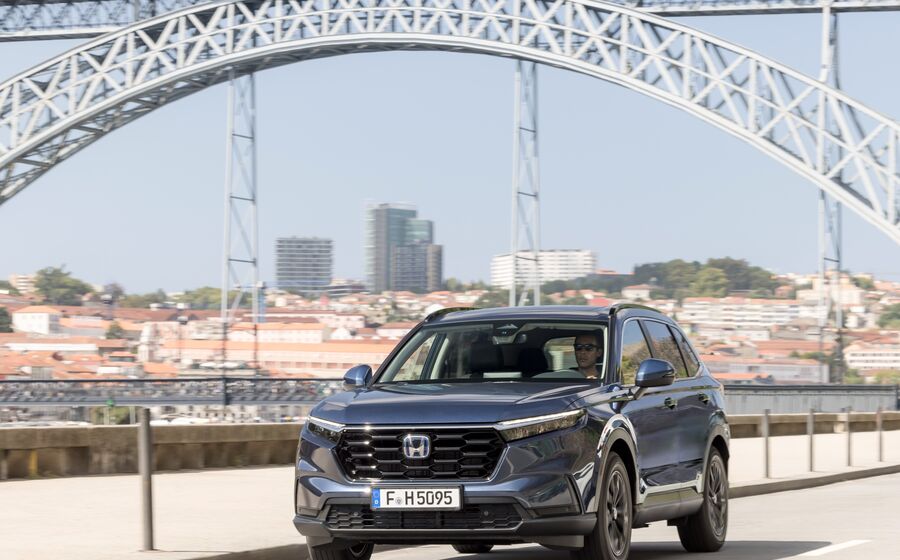 SUV em circulação no Porto; estudo alerta para riscos de segurança e metas climáticas.