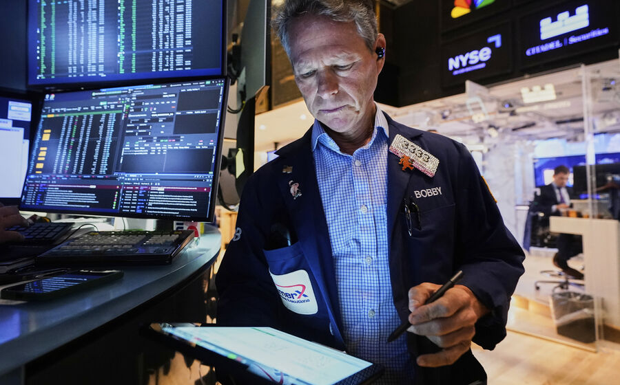 Um corretor da bolsa analisa dados financeiros em Wall Street