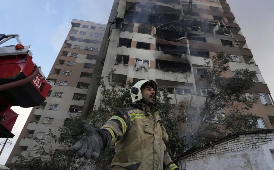 Incêndio em Teerão após ofensiva militar de Israel contra o Irão. Líderes pedem contenção
