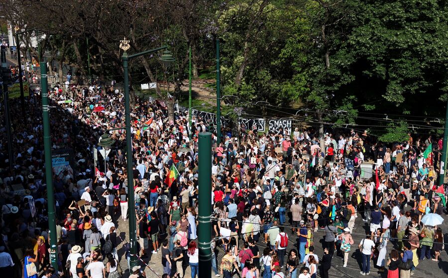 Manifestantes reúnem-se em Lisboa com faixas e bandeiras