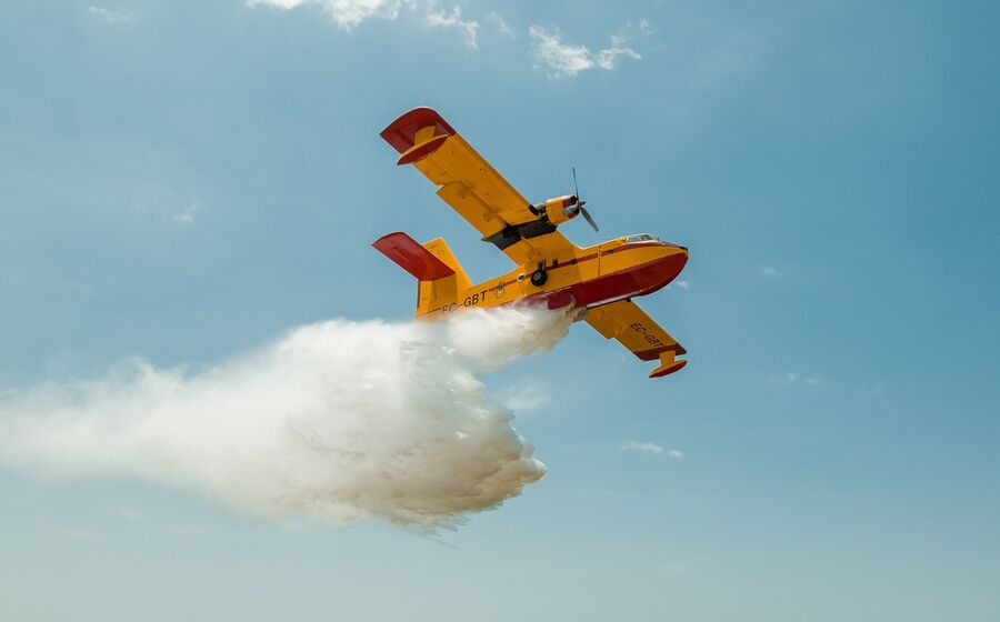Avião Canadair combate incêndios
