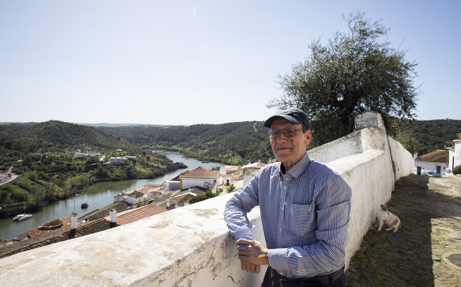Um homem em Mértola aprecia a vista sobre o rio Guadiana
