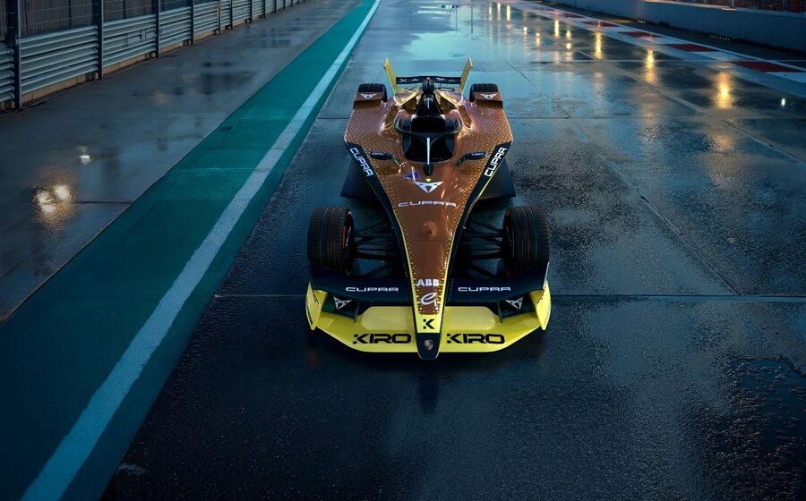 Carro de corrida Cupra no circuito, pronto para acelerar