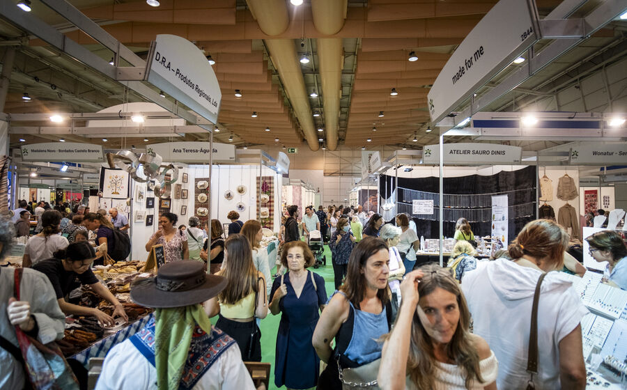 Visitantes exploram produtos regionais e artesanato em feira