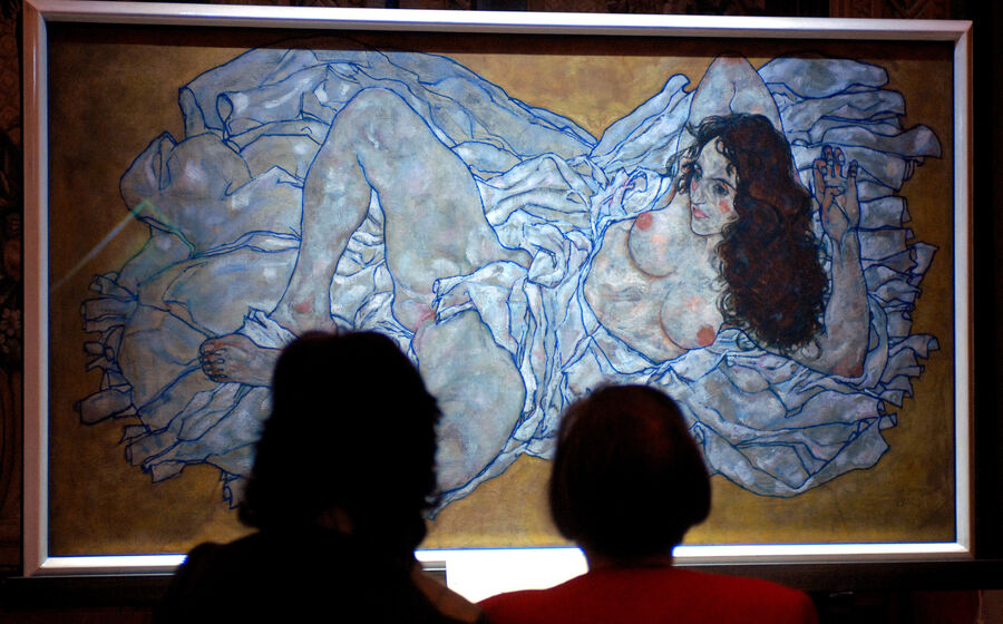 Pessoas apreciam obra de Egon Schiele com corpos que chocaram no início do século XX