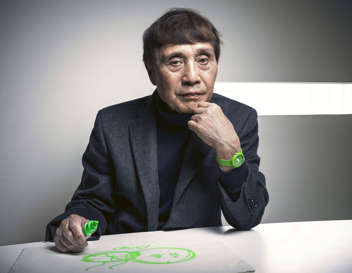 Retrato de Tadao Ando a desenhar num papel com uma caneta verde